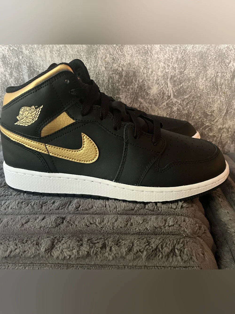 Air Jordan 1 mid GS 6.5 youth 8 women black gold NEW